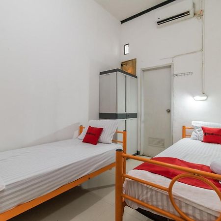 RedDoorz near Terminal Bubulak Bogor Hotel Bagian luar foto