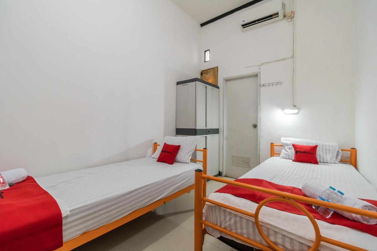 RedDoorz near Terminal Bubulak Bogor Hotel Bagian luar foto
